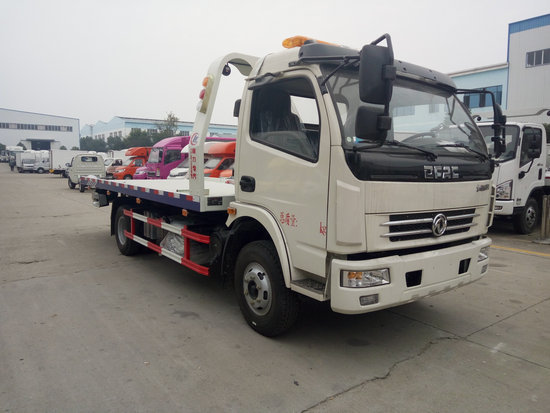 東風多利卡國五一拖二清障車(帶吊機)